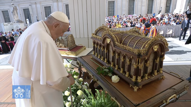 Francisco reza ante los restos de Santa Teresita del Niño Jesús