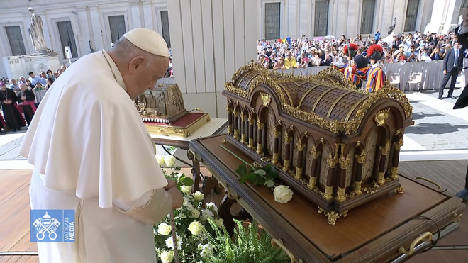 Papa y reliquias de Santa Teresita