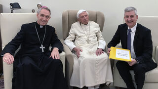 Gaeta y Gänswein presentaron al Papa el libro el pasado 22 de octubre