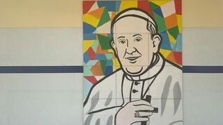 Un mural del Papa Francisco en el Gemelli