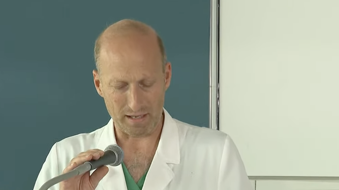 Sergio Alfieri, dando el parte médico