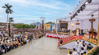 «Abrir sin restricción las puertas del corazón a Cristo,» una invitación durante fiesta de Corpus Christi en Trujillo-Perú