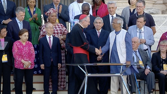 Parolin, con Mohamed Yunus