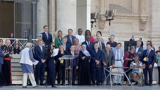 Gambetti y Parolin, con los Premio Nobel