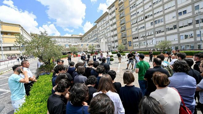 Fieles rezan el Angelus a las puertas del Gemelli