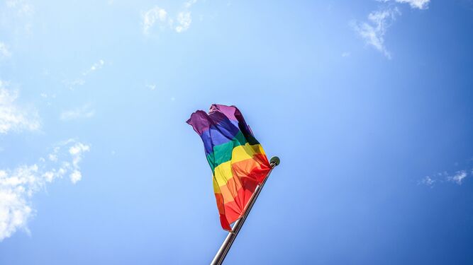 La bandera con los colores que simbolizan el Orgullo