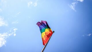 La bandera con los colores que simbolizan el Orgullo