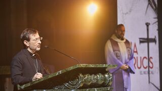José Cobo, con Toño Casado, al término del Vía Crucis en La Almudena