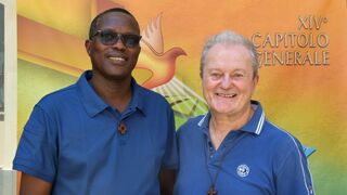 James Lengarin (izqda) y Stefano Camerlengo, superior general saliente