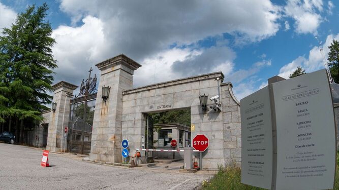 Acceso al recinto de la basílica del Valle de Cuelgamuros