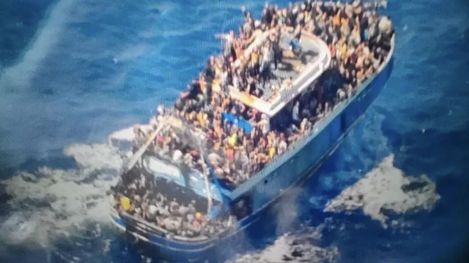 El barco de migrantes, antes de hundirse