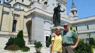 Visitantes en la catedral de la Almudena