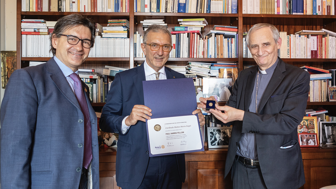Zuppi recibe el premio del Rotary Club
