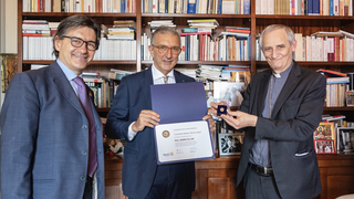 Zuppi recibe el premio del Rotary Club