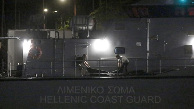 Los guardacostas italianos recogen los cadáveres de los náufragos