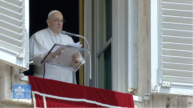 Francisco agradece los aplausos desde el balcón del palacio apostólico