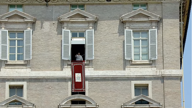 El Papa, en el momento en que se asoma al balcón del Palacio Apostólico