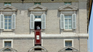 El Papa, en el momento en que se asoma al balcón del Palacio Apostólico