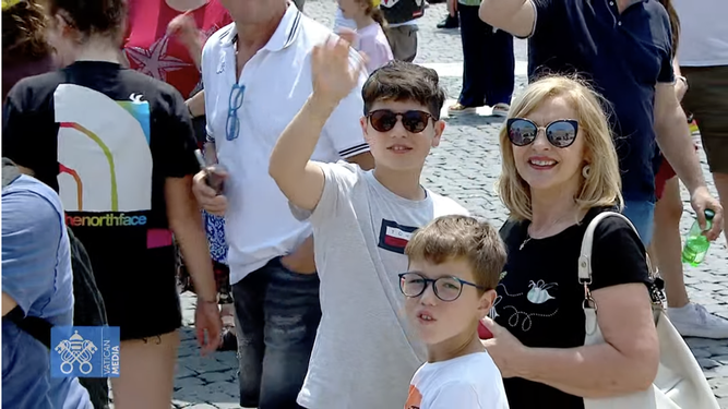 Una familia de peregrinos en la plaza de San Pedro