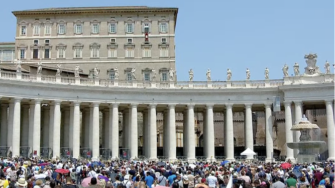 Los peregrinos, atentos a la salida del Papa al balcón