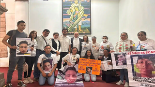 El obispo Francisco Javier Acero con las madres de desaparecidos