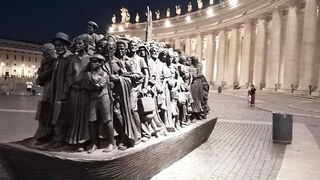 Monumento a los refugiados en el Vaticano