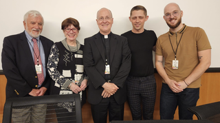 James Martin, con algunos de los participantes en el Outreach23