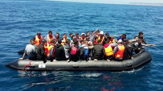 Lancha de inmigrantes en el Mediterráneo