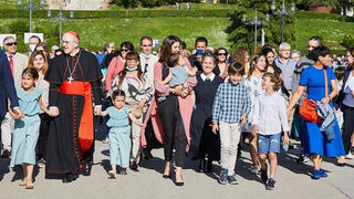 Cardenal Osoro camina junto a los fieles