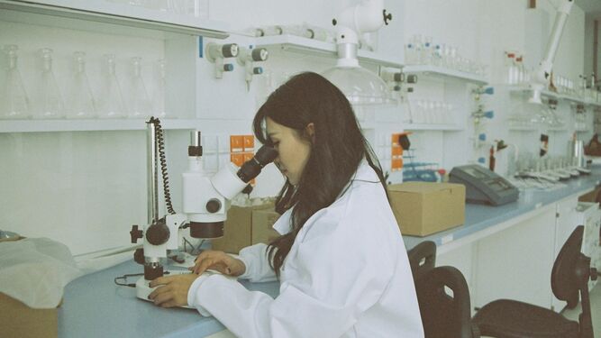 Una joven investiga en el laboratorio