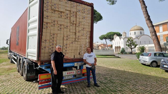El cardenal Krajewski con un camión de ayuda humanitaria para Ucrania