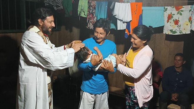 Fernando Flórez bautizando en Urcomiraño (río Putumayo)