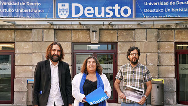Braulio Gómez, María Silvestre y Gorka Urrutia, responsables del Deustobarometro