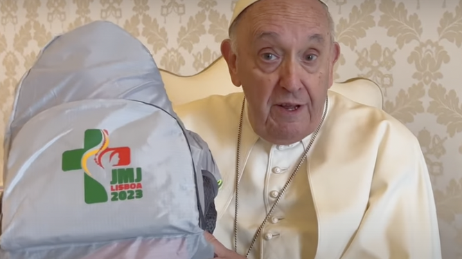 Francisco, con la mochila del peregrino de la JMJ de Lisboa