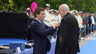 El cardenal Osoro recibe la medalla de oro de la Policía Municipal de Madrid
