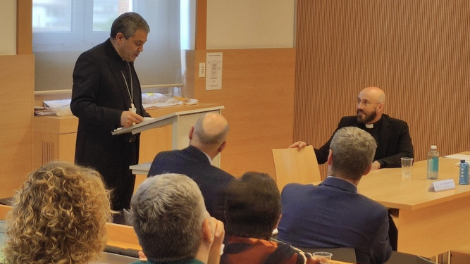 Vicente Rebollo Mozos, obispo de Tarazona, durante su ponencia