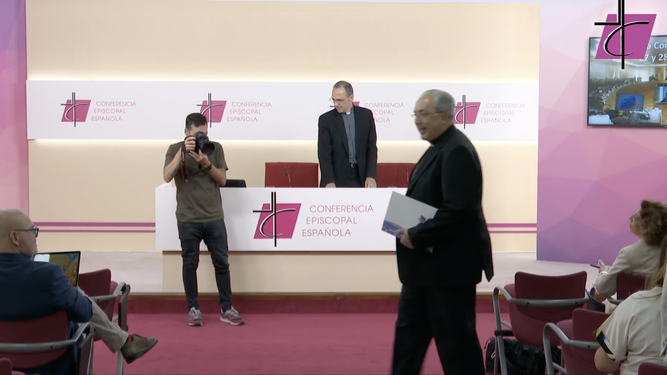 El secretario general de la CEE saluda los periodistas