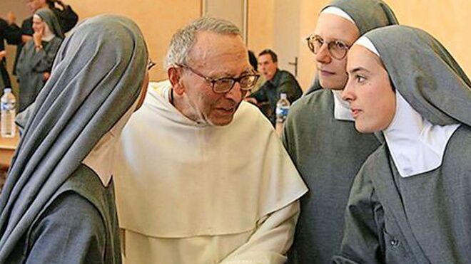 El padre Marie-Dominique Philippe con algunas religiosas de la rama femenina
