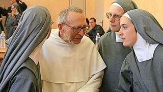 El padre Marie-Dominique Philippe con algunas religiosas de la rama femenina