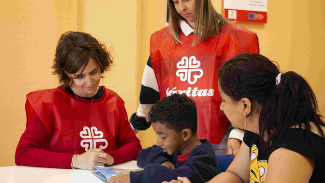 Dos técnicos de Cáritas en la sede del Centro de escucha de Cáritas Guadalajara