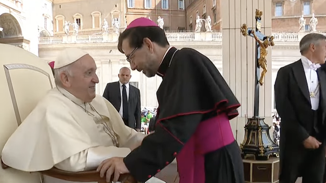 El Papa saluda a monseñor Cobo en la audiencia