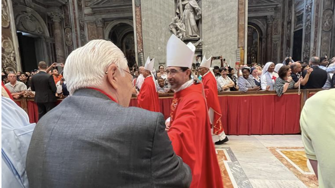 Padre Ángel saluda a Cobo
