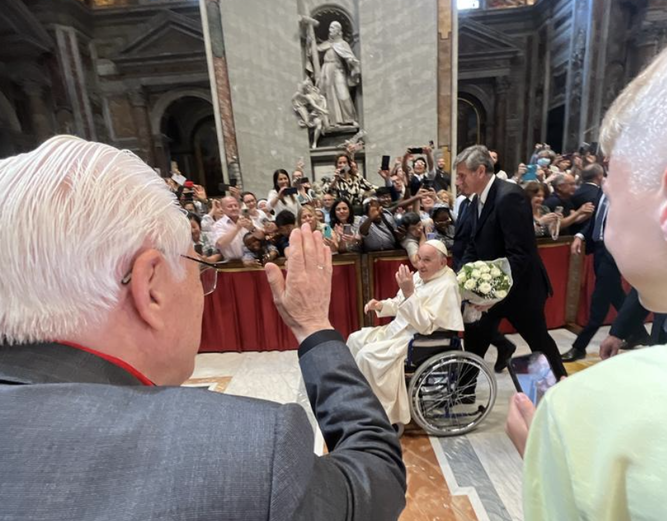 El Papa saluda al Padre Ángel