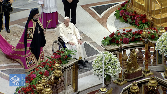 Francisco reza ante la tumba de San Pedro al término de la ceremonia