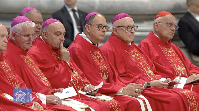 El arzobispo de Valencia, Enrique Benavent, cuarto por la izquierda