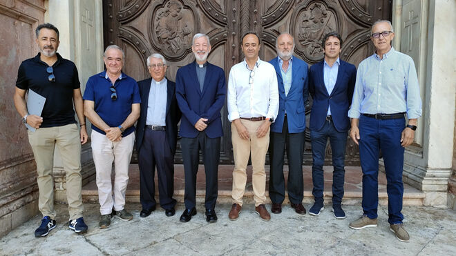 Foto de familia tras la firma del contrato de obras