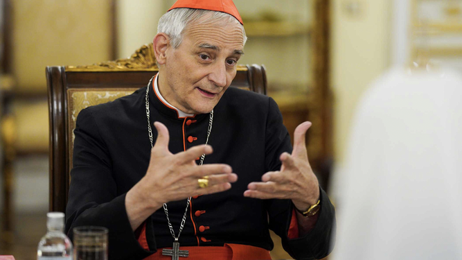 Zuppi conversa con Kirill durante su encuentro e Moscú