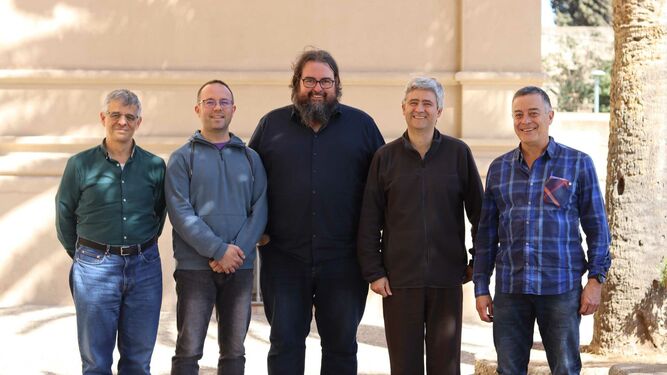 Jordi Vilar (centro), con los asistentes en el gobierno de la Escola Pia