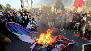 Quema de banderas en las inmediaciones de la embajada sueca en Bagdad