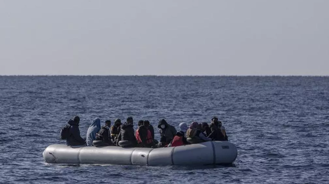 Migrantes en una lancha neumática